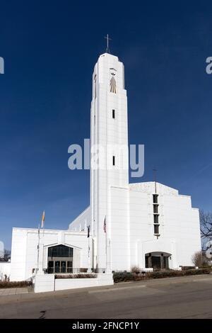 Die weiße Art déco-Betonkathedrale des Heiligen Geistes aus dem Jahr 1941 in Bismarck, North Dakota, wurde vom Fargo-Architekten William F. Kurke entworfen. Stockfoto