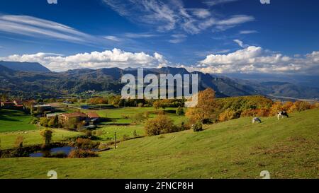 Blick auf die Puigsacalm und die Wiesen und Weiden bei Falgars d'en Bas im Herbst (Garrotxa, Katalonien, Spanien, Pyrenäen) Stockfoto