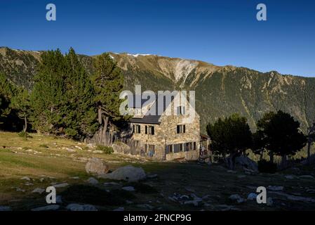 Blick auf die Ulldeter Hütte am Nachmittag (Ripollès, Katalonien, Spanien, Pyrenäen) ESP: Vistas del Refugio de Ulldeter por la tarde (Cataluña, España) Stockfoto