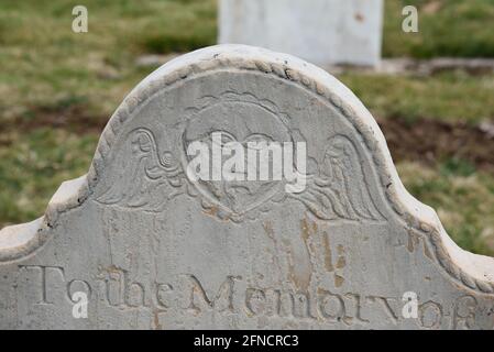 Aus dem Friedhof, der mit interessanten Grabsteinen aus dem 18. Gefüllt ist Jahrhundert Stockfoto