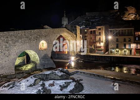 Camprodon-Brücke in einer schneereichen Winternacht (Ripollès, Katalonien, Spanien, Pyrenäen) ESP: Puente de Camprodon en una noche de invierno con nieve (España) Stockfoto