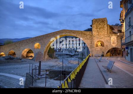 Camprodon-Brücke in einer Winterdämmerung und Nacht (Ripollès, Katalonien, Spanien, Pyrenäen) ESP: Puente de Camprodon en un crepúsculo y noche de invierno Stockfoto