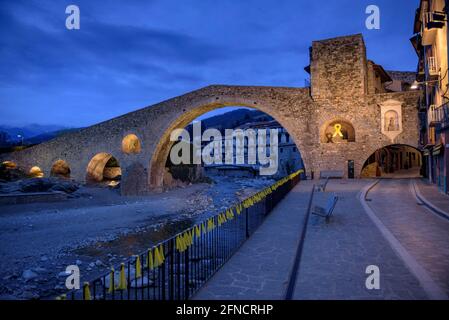 Camprodon-Brücke in einer Winterdämmerung und Nacht (Ripollès, Katalonien, Spanien, Pyrenäen) ESP: Puente de Camprodon en un crepúsculo y noche de invierno Stockfoto