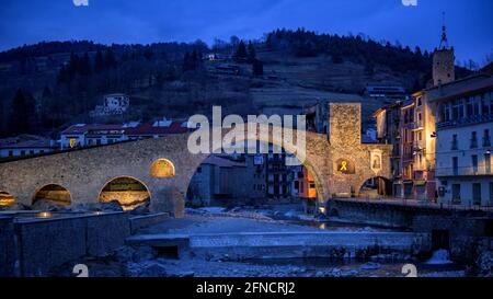 Camprodon-Brücke in einer Winterdämmerung und Nacht (Ripollès, Katalonien, Spanien, Pyrenäen) ESP: Puente de Camprodon en un crepúsculo y noche de invierno Stockfoto