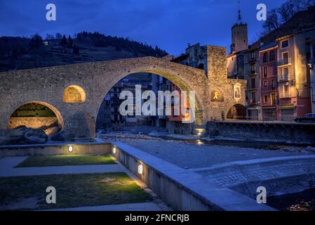 Camprodon-Brücke in einer Winterdämmerung und Nacht (Ripollès, Katalonien, Spanien, Pyrenäen) ESP: Puente de Camprodon en un crepúsculo y noche de invierno Stockfoto