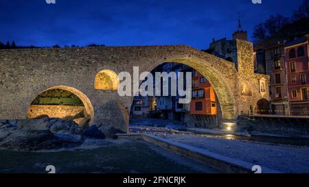 Camprodon-Brücke in einer Winterdämmerung und Nacht (Ripollès, Katalonien, Spanien, Pyrenäen) ESP: Puente de Camprodon en un crepúsculo y noche de invierno Stockfoto