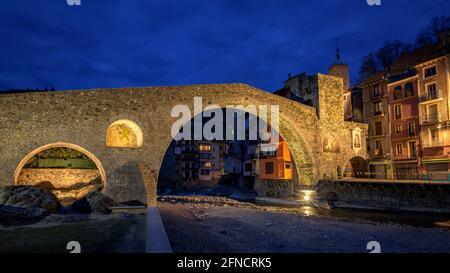 Camprodon-Brücke in einer Winterdämmerung und Nacht (Ripollès, Katalonien, Spanien, Pyrenäen) ESP: Puente de Camprodon en un crepúsculo y noche de invierno Stockfoto