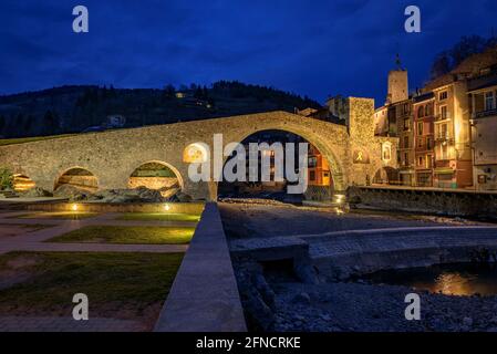 Camprodon-Brücke in einer Winterdämmerung und Nacht (Ripollès, Katalonien, Spanien, Pyrenäen) ESP: Puente de Camprodon en un crepúsculo y noche de invierno Stockfoto