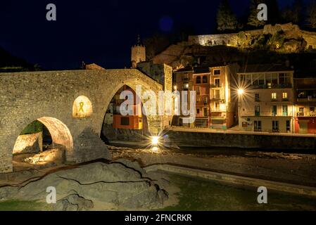 Camprodon-Brücke in einer Winterdämmerung und Nacht (Ripollès, Katalonien, Spanien, Pyrenäen) ESP: Puente de Camprodon en un crepúsculo y noche de invierno Stockfoto