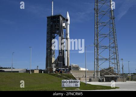 Merritt Island, Usa. Mai 2021. Eine United Launch Alliance ATLAS V-Rakete wird am Sonntag, den 16. Mai 2021, den fünften geosynchronen Weltraumsatelliten SBIRS GEO (Space Based Infrared System Geosynchronous Satellite) für die US-Weltraumorganisation auf der Weltraumstation Cape Canaveral starten. Das SBIRS GEO-System wird verwendet, um Wärmesignaturen von Raketen zu erkennen, die aus der ganzen Welt gestartet werden. Foto von Joe Marino/UPI Credit: UPI/Alamy Live News Stockfoto