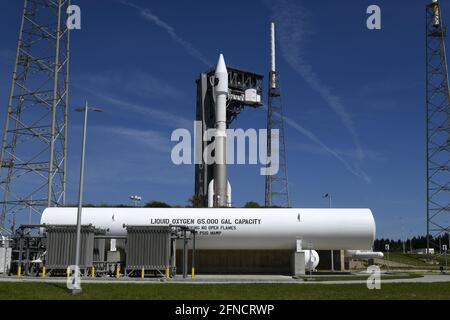 Merritt Island, Usa. Mai 2021. Eine United Launch Alliance ATLAS V-Rakete wird am Sonntag, den 16. Mai 2021, den fünften geosynchronen Weltraumsatelliten SBIRS GEO (Space Based Infrared System Geosynchronous Satellite) für die US-Weltraumorganisation auf der Weltraumstation Cape Canaveral starten. Das SBIRS GEO-System wird verwendet, um Wärmesignaturen von Raketen zu erkennen, die aus der ganzen Welt gestartet werden. Foto von Joe Marino/UPI Credit: UPI/Alamy Live News Stockfoto