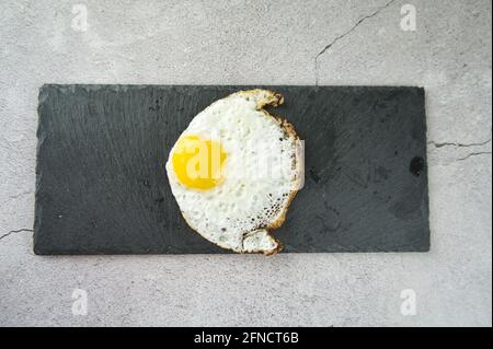 Frittiertes Ei in Fischform. Essen Stockfoto