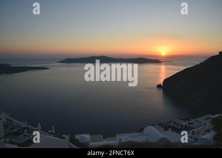 Malerische Sonnenuntergangslandschaft mit Panoramablick auf die Ägäis und die Caldera von Firostefani auf der Insel Santorini, Kykladen Griechenland. Stockfoto