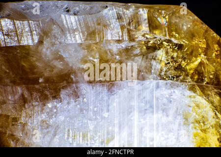 Makroaufnahmen von Natursteinproben. Rohkristall aus Citrin-gelbem Quarz-Edelstein aus Brasilien. Schimmernder goldfarbener Hintergrund. Hochwertige Fotos Stockfoto