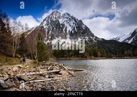 Encantats Zwillingsgipfel vom Estany de Sant Maurici See aus gesehen an einem Frühlingsnachmittag Aiguestortes i Sant Maurici Nationalpark, Katalonien, Spanien, Pyrenäen Stockfoto