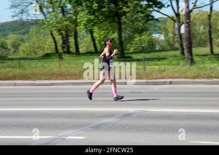 Ukraine, Kiew - 16. Mai 2021: HOKA 10 km. Laufwettbewerb beim Duathlon Kyiv Cup 2021. Redaktionell Stockfoto