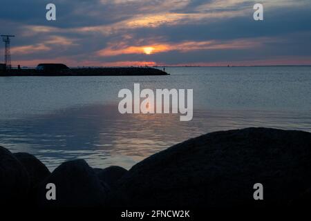 Ein wunderschöner Sonnenuntergang über dem Meer. Bild von der Insel, Malmö, Schweden Stockfoto