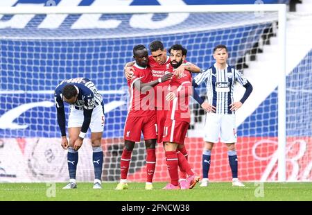 Mohamed Salah aus Liverpool (rechts) feiert das erste Tor ihrer Mannschaft im Spiel mit den Teamkollegen Sadio Mane und Roberto Firmino während des Premier League-Spiels in den Hawthorns, West Bromwich. Bilddatum: Sonntag, 16. Mai 2021. Stockfoto