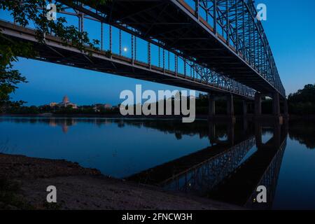 Die Jefferson City Bridge führt am 13. Mai 2021 den US Highway 63 über den Missouri River nach Jefferson City, Missouri, USA. Das Missouri State Ca Stockfoto