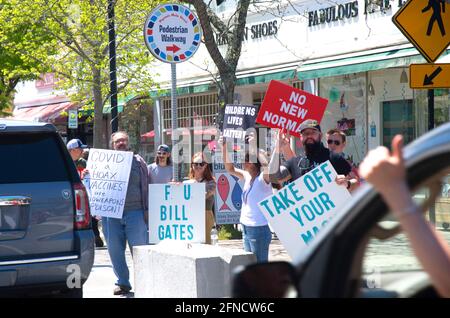 Cape Cod Gegen Medizinische Mandate Veranstaltung. Main Street, Hyannis, Massachusetts, USA - 15. Mai 2021 Stockfoto