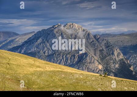 Ensija-Gebirge und das Pedraforca-Massiv. Von einem Ort in der Nähe der Ensija-Hütte (Berguedà, Katalonien, Spanien, Pyrenäen) Stockfoto