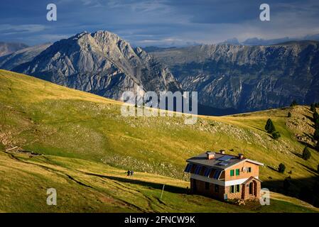 Ensija-Gebirge und das Pedraforca-Massiv. Von einem Ort in der Nähe der Ensija-Hütte (Berguedà, Katalonien, Spanien, Pyrenäen) Stockfoto