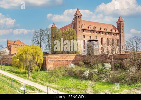 Gniew, Polen - Gniew liegt auf der linken Rückseite der Weichsel und ist berühmt für seine wunderbare mittelalterliche Architektur und seine gotische Backsteinburg Stockfoto