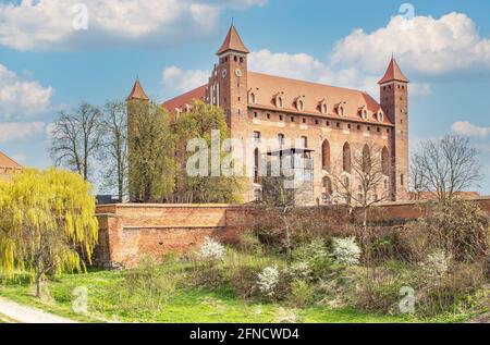 Gniew, Polen - Gniew liegt auf der linken Rückseite der Weichsel und ist berühmt für seine wunderbare mittelalterliche Architektur und seine gotische Backsteinburg Stockfoto