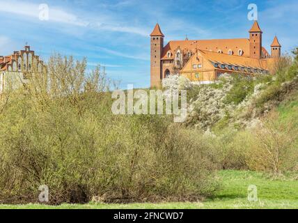 Gniew, Polen - Gniew liegt auf der linken Rückseite der Weichsel und ist berühmt für seine wunderbare mittelalterliche Architektur und seine gotische Backsteinburg Stockfoto