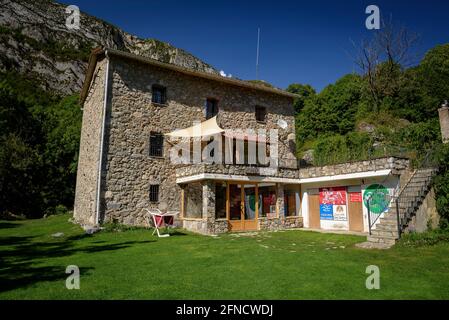 Berghütte von Gresolet im Sommer, am Fuße der Nordwand von Pedraforca (Berguedà, Katalonien, Spanien, Pyrenäen) ESP: Refugio de Gresolet en verano Stockfoto
