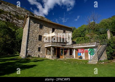 Berghütte von Gresolet im Sommer, am Fuße der Nordwand von Pedraforca (Berguedà, Katalonien, Spanien, Pyrenäen) Stockfoto