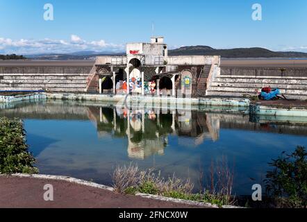 Das redundante Grade-II-gelistete Art Deco Lido, Grange-over-Sands, Cumbria, Großbritannien Stockfoto