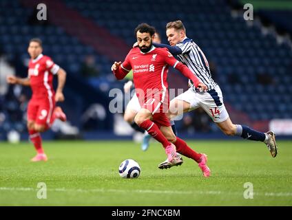 Liverpools Mohamed Salah und West Bromwich Albions Conor Townsend kämpfen während des Premier League-Spiels in den Hawthorns, West Bromwich, um den Ball. Bilddatum: Sonntag, 16. Mai 2021. Stockfoto