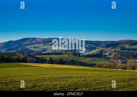 Deutschland, Schwarzwald Panoramablick Naturlandschaft aus grünen fruchtbaren Wiesen und endlosen Wäldern in warmer Sonnenuntergangsatmosphäre in der Nähe von St. peter Stockfoto