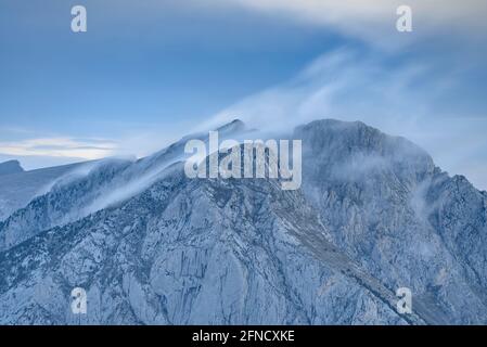 Pedraforca Zwillingsspitzen inmitten Nebel, von der Serra d'Ensija (Berguedà, Katalonien, Spanien, Pyrenäen) gesehen ESP: Los dos picos del Pedraforca entre nieblas Stockfoto