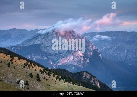 Pedraforca Zwillingsspitzen bei Sonnenaufgang, von der Serra d'Ensija Bergkette aus gesehen (Berguedà, Katalonien, Spanien, Pyrenäen) Stockfoto