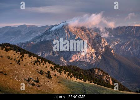 Pedraforca Zwillingsspitzen bei Sonnenaufgang, von der Serra d'Ensija Bergkette aus gesehen (Berguedà, Katalonien, Spanien, Pyrenäen) Stockfoto