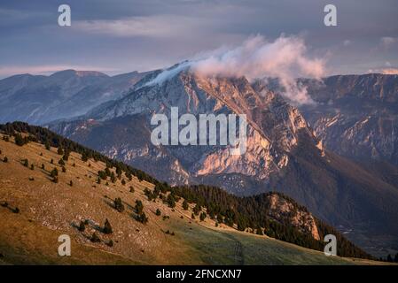 Pedraforca Zwillingsspitzen bei Sonnenaufgang, von der Serra d'Ensija Bergkette aus gesehen (Berguedà, Katalonien, Spanien, Pyrenäen) Stockfoto