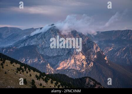 Pedraforca Zwillingsspitzen bei Sonnenaufgang, von der Serra d'Ensija Bergkette aus gesehen (Berguedà, Katalonien, Spanien, Pyrenäen) Stockfoto