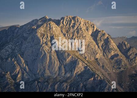 Pedraforca Zwillingsspitzen bei Sonnenaufgang, von der Serra d'Ensija Bergkette aus gesehen (Berguedà, Katalonien, Spanien, Pyrenäen) Stockfoto