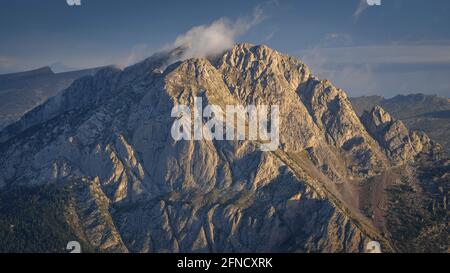 Pedraforca Zwillingsspitzen bei Sonnenaufgang, von der Serra d'Ensija Bergkette aus gesehen (Berguedà, Katalonien, Spanien, Pyrenäen) Stockfoto