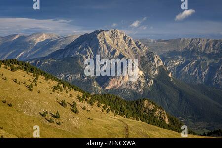 Pedraforca Zwillingsspitzen bei Sonnenaufgang, von der Serra d'Ensija Bergkette aus gesehen (Berguedà, Katalonien, Spanien, Pyrenäen) Stockfoto