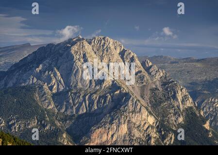 Pedraforca Zwillingsspitzen bei Sonnenaufgang, von der Serra d'Ensija Bergkette aus gesehen (Berguedà, Katalonien, Spanien, Pyrenäen) Stockfoto