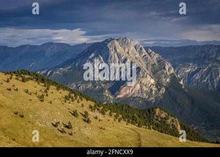 Pedraforca Zwillingsspitzen bei Sonnenaufgang, von der Serra d'Ensija Bergkette aus gesehen (Berguedà, Katalonien, Spanien, Pyrenäen) Stockfoto