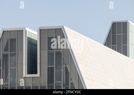 Zaragoza, Spanien - 30. September 2020: Detailfoto des Konferenzzentrums von Zaragoza, im Expo-Bereich, neben dem Wasserpark und dem Ebro-Fluss. Co Stockfoto