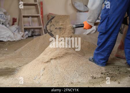 Bauarbeiter, der Zement vorbereitet. Maurer. Maurer Ziegeln. Stockfoto