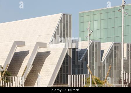 Zaragoza, Spanien - 30. September 2020: Detailfoto des Konferenzzentrums von Zaragoza, im Expo-Bereich, neben dem Wasserpark und dem Ebro-Fluss. Co Stockfoto