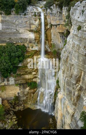 Sallent Cascade (Rupit) aus der Sicht der Wasserfälle (Collsacabra, Katalonien, Spanien) ESP: Salto de Sallent de Rupit desde el mirador Stockfoto