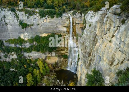 Sallent Cascade (Rupit) aus der Sicht der Wasserfälle (Collsacabra, Katalonien, Spanien) ESP: Salto de Sallent de Rupit desde el mirador Stockfoto