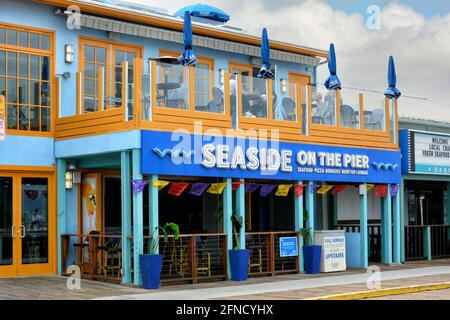 SANTA MONICA, KALIFORNIEN - 15. MAI 2021: Seaside on the Pier ein Restaurant mit einer Sandwich Company und einem Grille und einer Rooftop Bar mit wunderschönem V Stockfoto